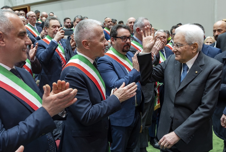 Il Presidente della Repubblica Sergio Mattarella al termine della cerimonia d’inaugurazione di L’Aquila capitale italiana della cultura 2026 riceve il saluto dei Sindaci della provincia de L'Aquila
