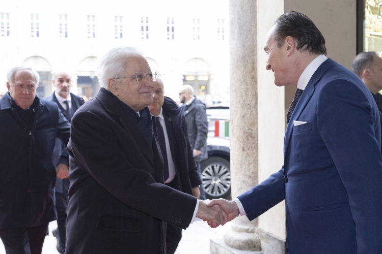 Il Presidente della Repubblica Sergio Mattarella a Torino accolto da Alberto Cirio, Presidente della Regione Piemonte, in occasione della cerimonia per il 430° anniversario della Fondazione Ufficio Pio e della Compagnia di San Paolo 

