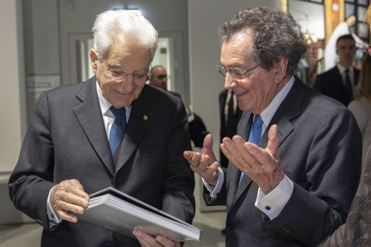 Il Presidente della Repubblica Sergio Mattarella con Gian Maria Gros- Pietro, Presidente di Intesa San Paolo, in occasione della cerimonia per il 430° anniversario della Fondazione Ufficio Pio e della Compagnia di San Paolo 
