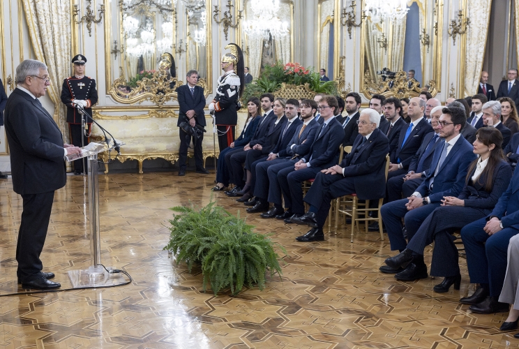 Il Presidente Sergio Mattarella assiste all'intervento del Min. Antonio Tajani, Vice Presidente del Consiglio dei Ministri – Ministro degli Affari Esteri e della Cooperazione Internazionale, in occasione dell'incontro con i vincitori del concorso per Segretari di Legazione – Corso “Boris Biancheri Chiappori”