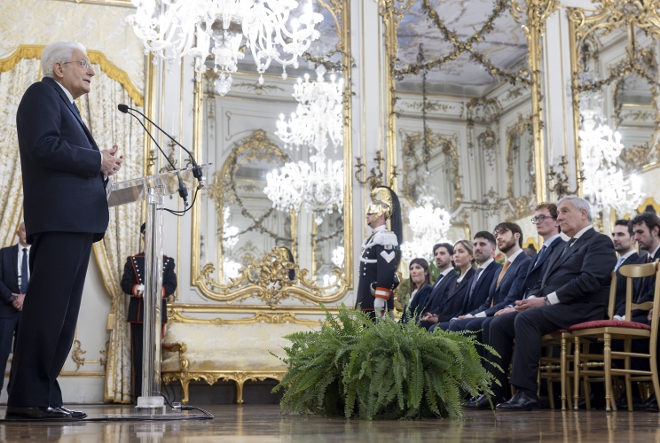 Il Presidente Sergio Mattarella rivolge il suo indirizzo di saluto in occasione dell'incontro con i vincitori del concorso per Segretari di Legazione – Corso “Boris Biancheri Chiappori”