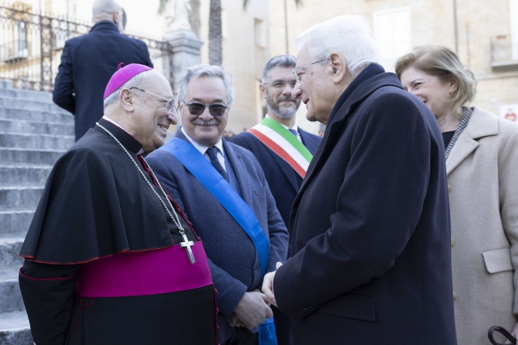 Il Presidente della Repubblica Sergio Mattarella con S.E.R. Mons. Giuseppe Marciante, Vescovo di Cefalù, in occasione del convegno dal titolo "Mediterraneo: Mare di Pace?" 
