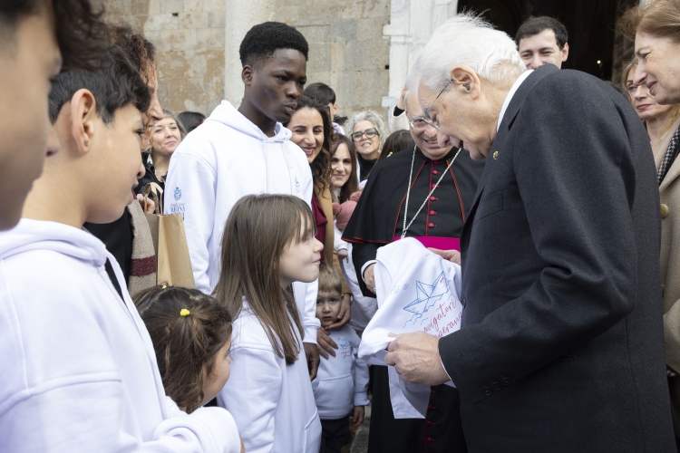Il Presidente della Repubblica Sergio Mattarella saluta i ragazzi della comunità della Fondazione Regina Elena e dell’Associazione Effatà Madonie Onlus  


