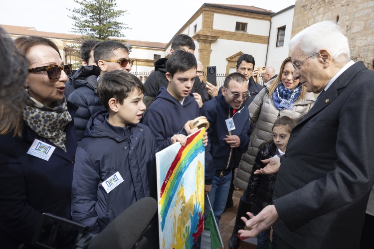 Il Presidente della Repubblica Sergio Mattarella saluta i ragazzi della comunità della Fondazione Regina Elena e dell’Associazione Effatà Madonie Onlus  

