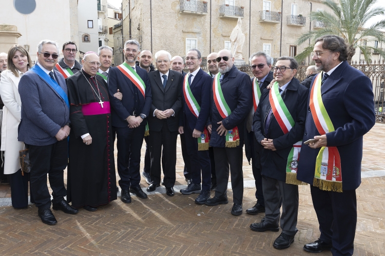 Il Presidente della Repubblica Sergio Mattarella alla Basilica Cattedrale di Cefalù, con i Sindaci della zona, in occasione del convegno dal titolo "Mediterraneo: Mare di Pace?"  
