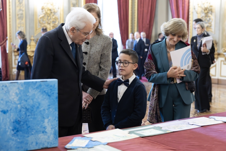 Il Presidente della Repubblica Sergio Mattarella osserva i lavori realizzati dagli studenti vincitori del concorso "I giovani ricordano la Shoah"
