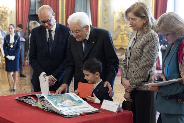 Il Presidente della Repubblica Sergio Mattarella osserva i lavori realizzati dagli studenti vincitori del concorso "I giovani ricordano la Shoah"
