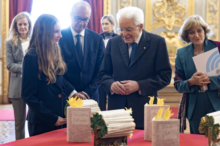 Il Presidente della Repubblica Sergio Mattarella osserva i lavori realizzati dagli studenti vincitori del concorso "I giovani ricordano la Shoah"
