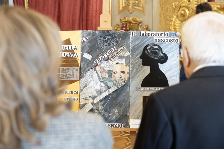 Il Presidente della Repubblica Sergio Mattarella osserva i lavori realizzati dagli studenti vincitori del concorso "I giovani ricordano la Shoah"
