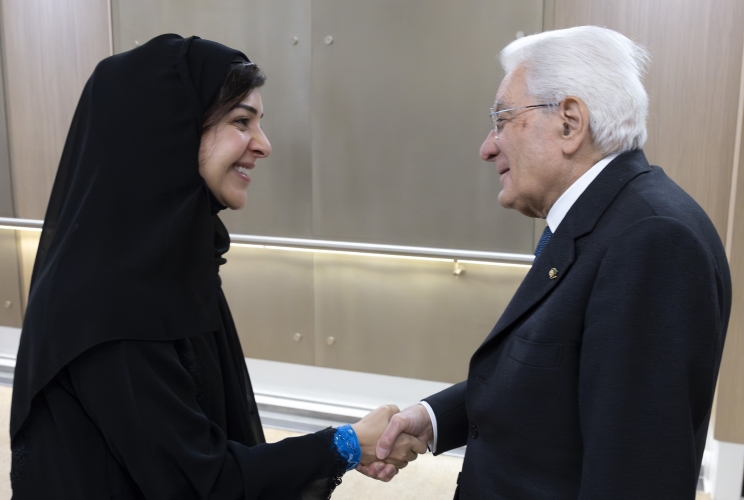 Il Presidente della Repubblica Sergio Mattarella accolto dalla Ministra per la cooperazione internazionale e inviata speciale per l'Italia, Reem Al Hashimy, al suo arrivo all'aeroporto Internazionale Zayed di Abu Dhabi, in occasione della visita di Stato negli Emirati Arabi Uniti