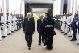 Il Presidente della Repubblica Sergio Mattarella accolto dalla Ministra per la cooperazione internazionale e inviata speciale per l'Italia, Reem Al Hashimy, al suo arrivo all'aeroporto Internazionale Zayed di Abu Dhabi, in occasione della visita di Stato negli Emirati Arabi Uniti