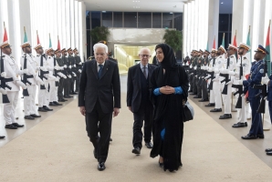 Il Presidente della Repubblica Sergio Mattarella accolto dalla Ministra per la cooperazione internazionale e inviata speciale per l'Italia, Reem Al Hashimy, al suo arrivo all'aeroporto Internazionale Zayed di Abu Dhabi, in occasione della visita di Stato negli Emirati Arabi Uniti