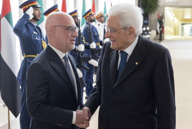 Il Presidente della Repubblica Sergio Mattarella accolto dall'Ambasciatore d'Italia ad Abu Dhabi, Lorenzo Fanara, al suo arrivo all'aeroporto Internazionale Zayed di Abu Dhabi, in occasione della visita di Stato negli Emirati Arabi Uniti