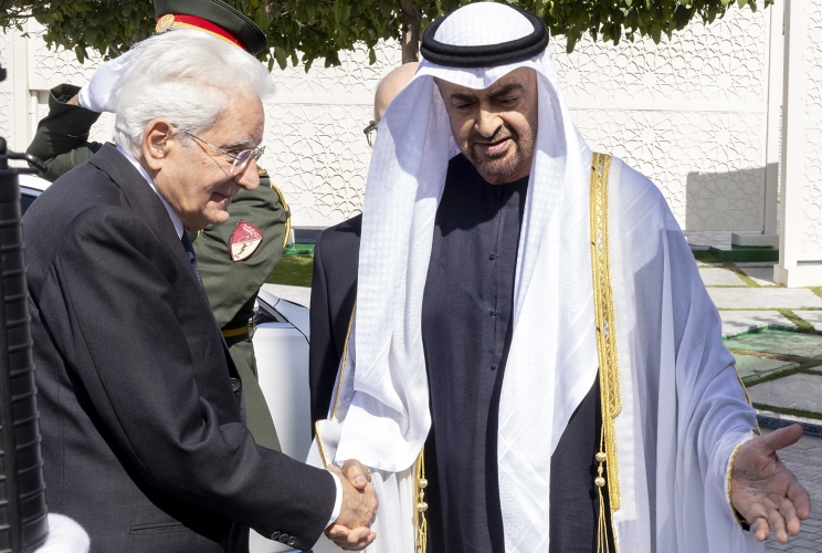 Il Presidente della Repubblica Sergio Mattarella accolto dal Presidente degli Emirati Arabi Uniti, Sua Altezza Mohamed bin Zayed al Nahyan, al suo arrivo al Palazzo Qasr Al Shati