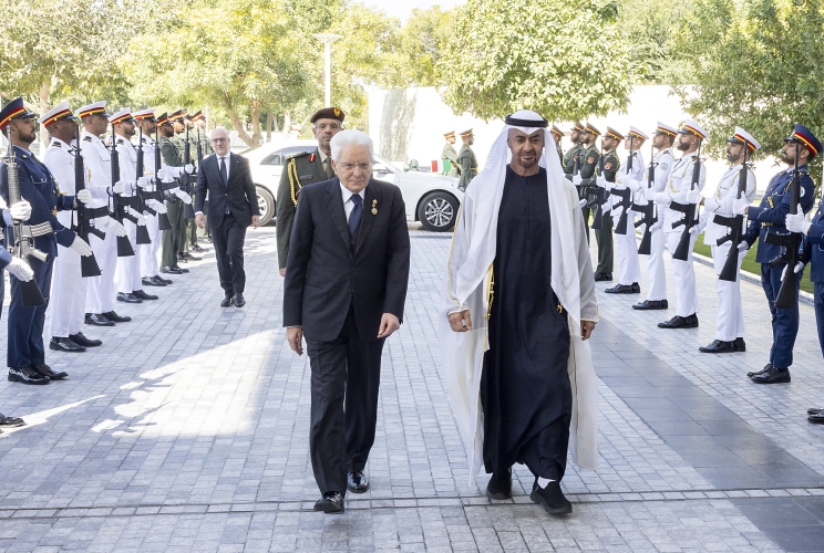 Il Presidente della Repubblica Sergio Mattarella accolto dal Presidente degli Emirati Arabi Uniti, Sua Altezza Mohamed bin Zayed al Nahyan, al suo arrivo al Palazzo Qasr Al Shati