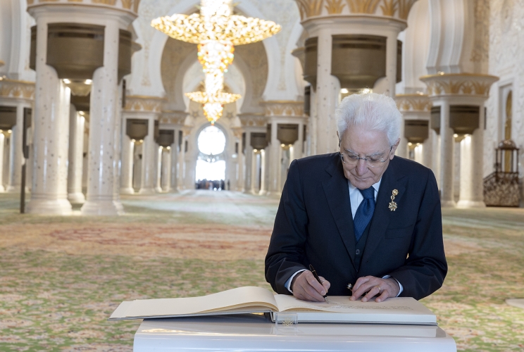 Il Presidente della Repubblica Sergio Mattarella firma il libro d'Onore al termine della visita la Grande Moschea Sheikh Zayed