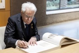 Il Presidente della Repubblica Sergio Mattarella in occasione della firma della Pietra al termine  della visita alla Casa Famiglia Abramitica