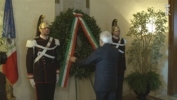 Deposizione di una corona d'alloro del Presidente Mattarella sulla lapide dei Caduti del Quirinale
