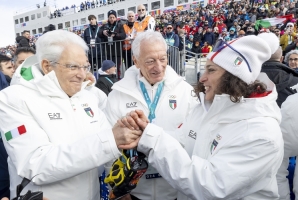 Il Presidente della Repubblica Sergio Mattarella con Federica Brignone dopo la vittoria in Super G