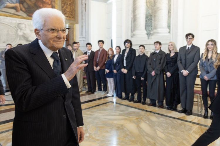 Il Presidente della Repubblica, Sergio Mattarella, incontra i partecipanti della 76^ edizione del Festival di Sanremo, accompagnati dal Conduttore e Direttore Artistico, Carlo Conti, e dalla Co-conduttrice Laura Pausini.
