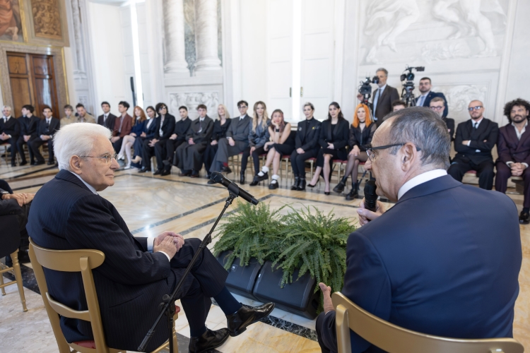 Il Presidente della Repubblica, Sergio Mattarella, incontra i partecipanti della 76^ edizione del Festival di Sanremo, accompagnati dal Conduttore e Direttore Artistico, Carlo Conti, e dalla Co-conduttrice Laura Pausini.
