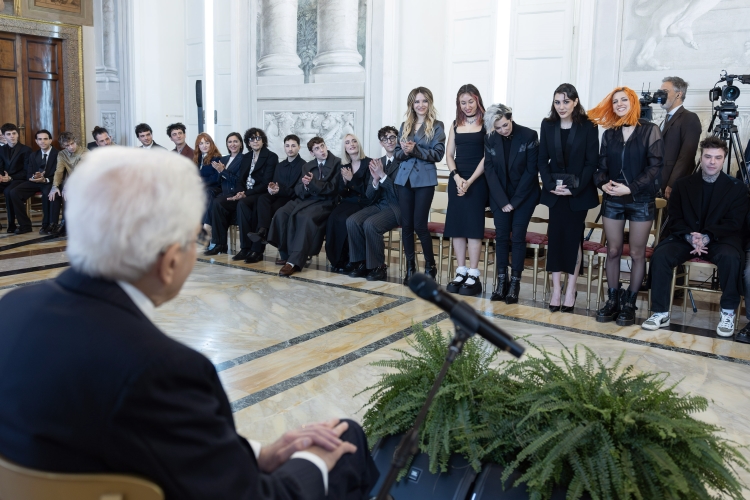 Il Presidente della Repubblica, Sergio Mattarella, incontra i partecipanti della 76^ edizione del Festival di Sanremo, accompagnati dal Conduttore e Direttore Artistico, Carlo Conti, e dalla Co-conduttrice Laura Pausini.
