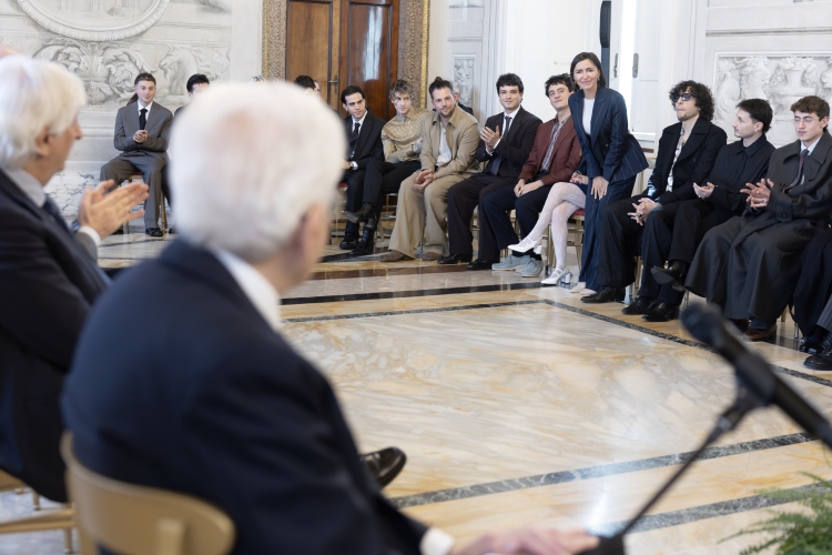 Il Presidente della Repubblica, Sergio Mattarella, incontra i partecipanti della 76^ edizione del Festival di Sanremo, accompagnati dal Conduttore e Direttore Artistico, Carlo Conti, e dalla Co-conduttrice Laura Pausini.
