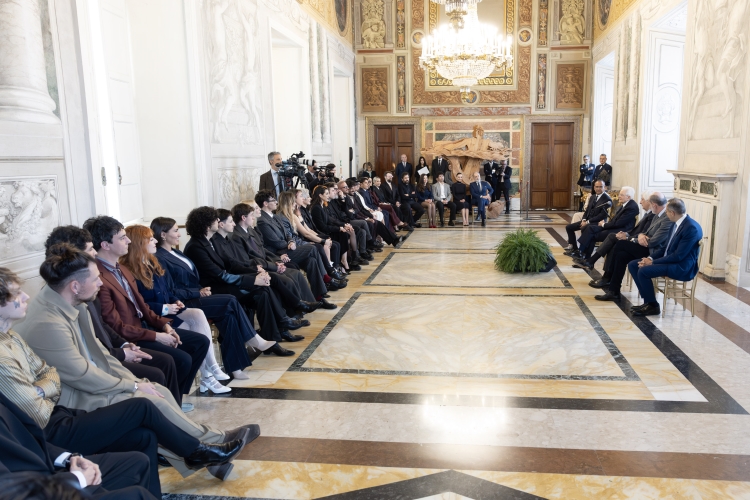 Il Presidente della Repubblica, Sergio Mattarella, incontra i partecipanti della 76^ edizione del Festival di Sanremo, accompagnati dal Conduttore e Direttore Artistico, Carlo Conti, e dalla Co-conduttrice Laura Pausini.
