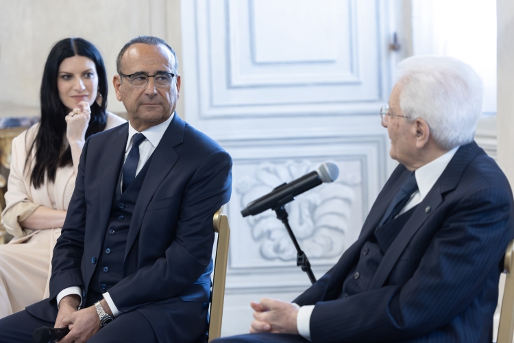 Il Presidente della Repubblica, Sergio Mattarella, incontra i partecipanti della 76^ edizione del Festival di Sanremo, accompagnati dal Conduttore e Direttore Artistico, Carlo Conti, e dalla Co-conduttrice Laura Pausini.
