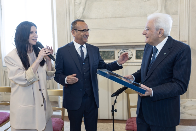 Il Presidente della Repubblica, Sergio Mattarella, incontra i partecipanti della 76^ edizione del Festival di Sanremo, accompagnati dal Conduttore e Direttore Artistico, Carlo Conti, e dalla Co-conduttrice Laura Pausini.
