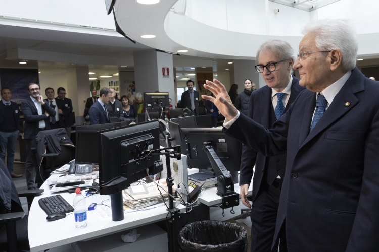 Il Presidente Sergio Mattarella con Andrea Malaguti, Direttore de “La Stampa” in occasione della visita alla redazione del quotidiano “La Stampa”
