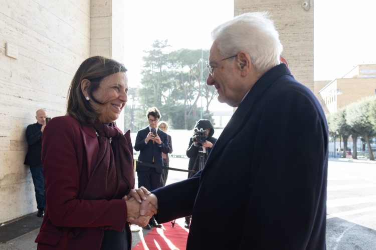 Il Presidente della Repubblica Sergio Mattarella accolto da Antonella Polimeni, Rettrice della Sapienza Università di Roma, in occasione del convegno dal titolo “Bachelet: uomo del presente, costruttore di futuro - L’impegno civile ed ecclesiale di Vittorio, seme di speranza a 100 anni dalla sua nascita”
