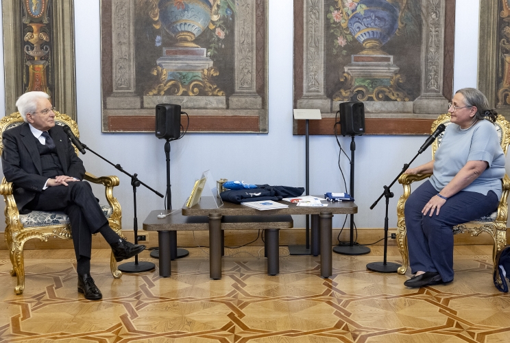 Il Presidente Sergio Mattarella con  Francesca Baldo, Presidente Respirando APS, in occasione dell'incontro con una delegazione dell'Associazione Respirando - Associazione famiglie bambini medicalmente complessi