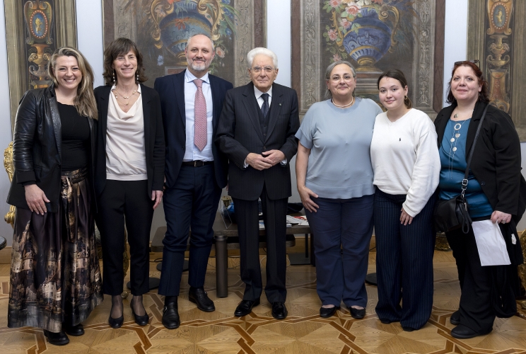 Il Presidente Sergio Mattarella con  Francesca Baldo, Presidente Respirando APS, e una delegazione dell'Associazione Respirando - Associazione famiglie bambini medicalmente complessi