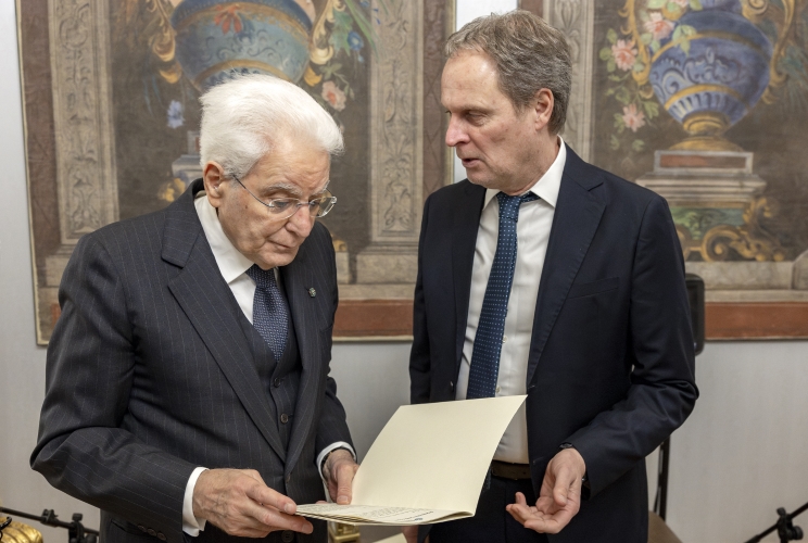 Il Presidente Sergio Mattarella con il Presidente dell'Ordine Nazionale dei Giornalisti, Carlo Bartoli, in occasione della consegna di un dossier sui giornalisti minacciati