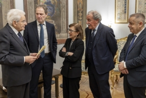 Il Presidente Sergio Mattarella con il Presidente dell'Ordine Nazionale dei Giornalisti, Carlo Bartoli, e una delegazione dell'Ordine, in occasione della consegna di un dossier sui giornalisti minacciati