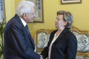 Il Presidente Sergio Mattarella accoglie Alberta De Simone unitamente ad una delegazione in occasione dell'anniversario dell'approvazione della legge n. 66 del 1996 contro la violenza sessuale