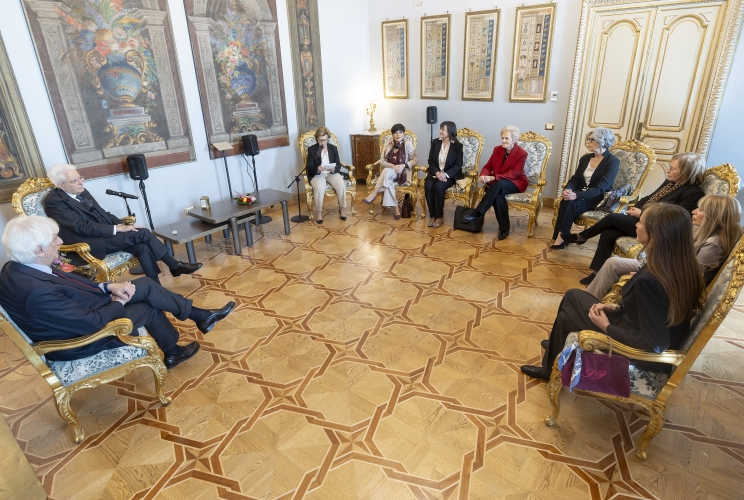 Il Presidente Sergio Mattarella nel corso dell'incontro con Alberta De Simone unitamente ad una delegazione in occasione dell'anniversario dell'approvazione della legge n. 66 del 1996 contro la violenza sessuale