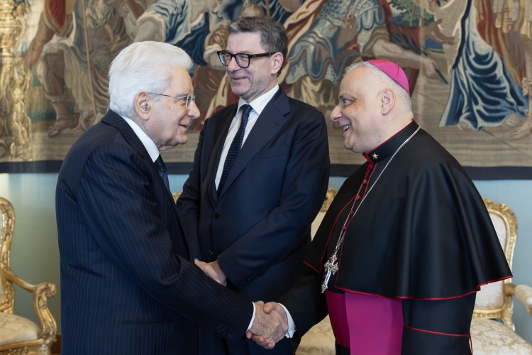 Il Presidente della Repubblica Sergio Mattarella con S.E. Rev.ma Mons. Gian Franco Saba, Ordinario Militare per l’Italia, in occasione del centenario di fondazione
