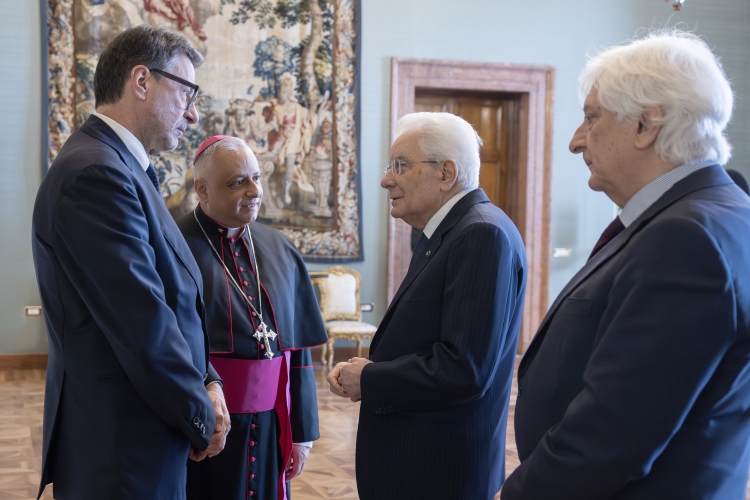 Il Presidente della Repubblica Sergio Mattarella con S.E. Rev.ma Mons. Gian Franco Saba, Ordinario Militare per l’Italia, e con Giancarlo Giorgetti, Ministro dell’Economia e delle Finanze in occasione del centenario di fondazione
