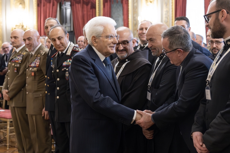 Il Presidente della Repubblica Sergio Mattarella incontra una delegazione dell’Ordinariato Militare per l’Italia in occasione del centenario di fondazione
